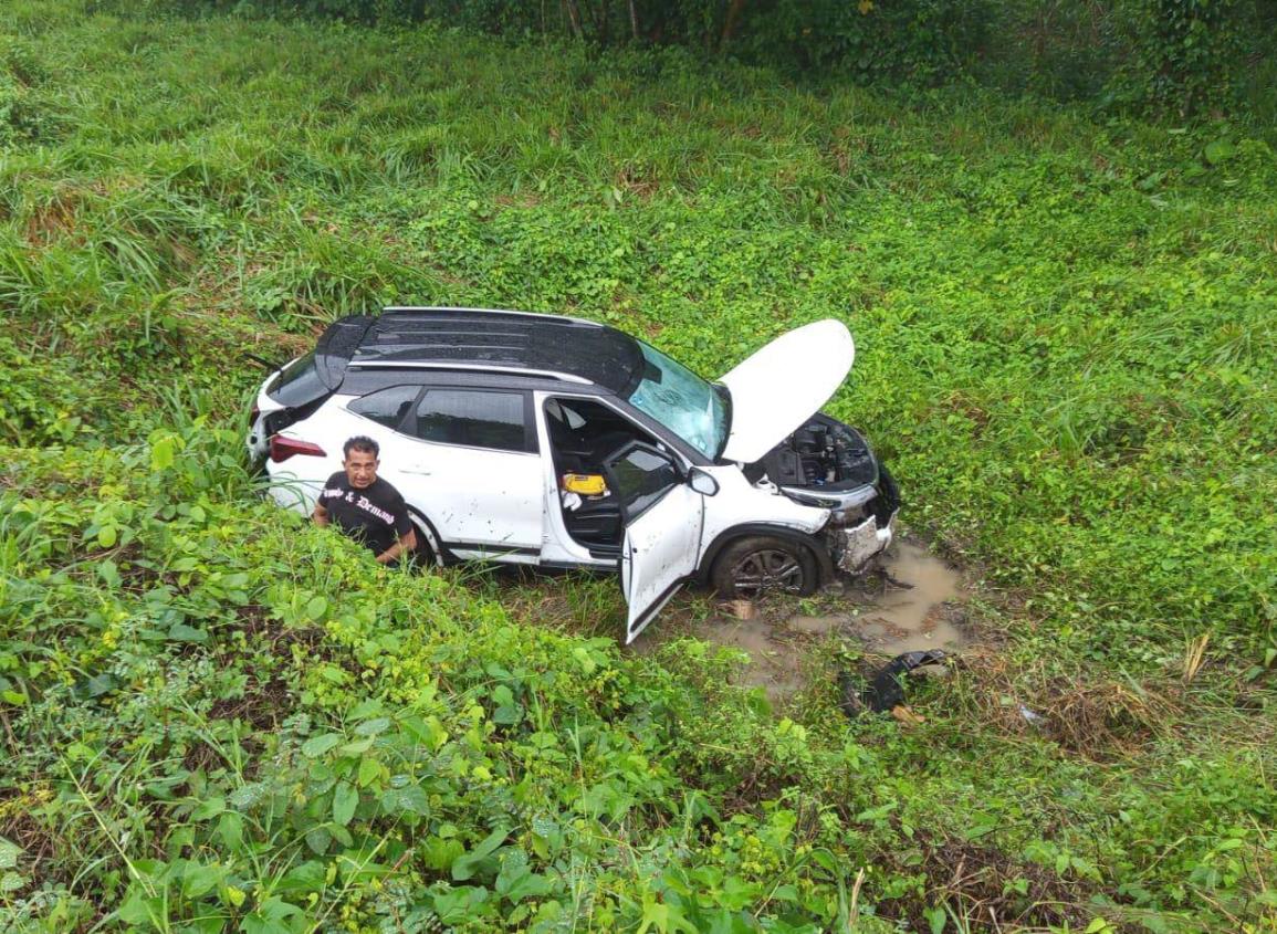 Pareja de Chiapas sufre volcadura en autopista de Acayucan 