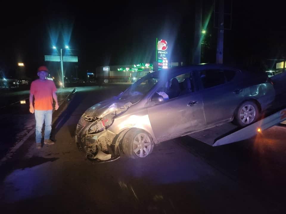 Automóvil choca contra poste de luz en la carretera Tinaja - Cd. Alemán