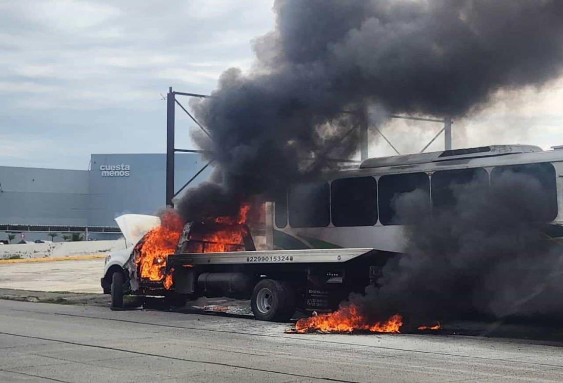 Bomberos controlan incendio de grúa en la avenida Rafael Cuervo | VIDEO