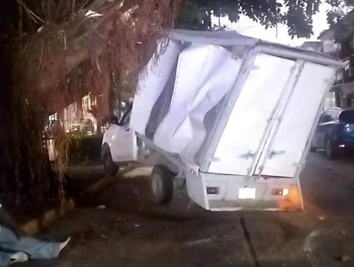 Camioneta termina con serios daños tras impactarse con la rama de un árbol en Coatzacoalcos