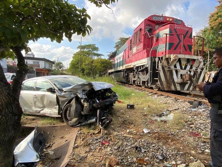 Tren arrolla a automóvil en Minatitlán, reportan un herido | VIDEO