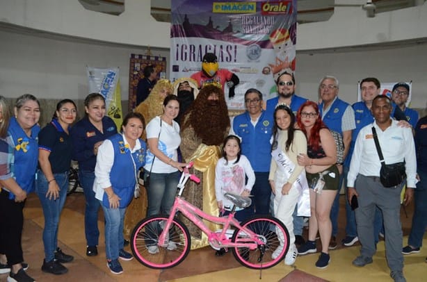 Imagen de Veracruz y Club de Leones llevan alegría a niños veracruzanos este día de Reyes | VIDEO