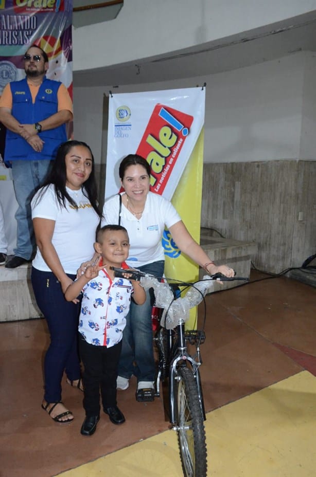 Imagen de Veracruz y Club de Leones llevan alegría a niños veracruzanos este día de Reyes | VIDEO