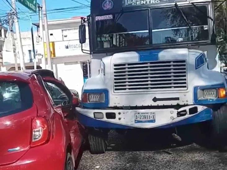 Caos vial en Xalapa: dos lesionados tras choque entre autobús y auto compacto