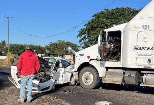 Choque entre automóvil y tráiler deja un lesionado en Yanga