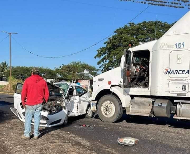 Choque entre automóvil y tráiler deja un lesionado en Yanga