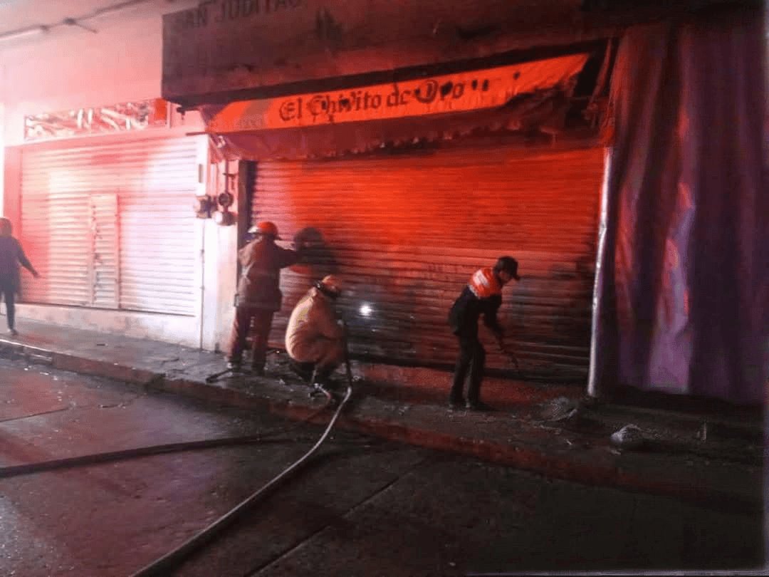 Incendio devasta negocio en el centro de Alvarado; no hay heridos