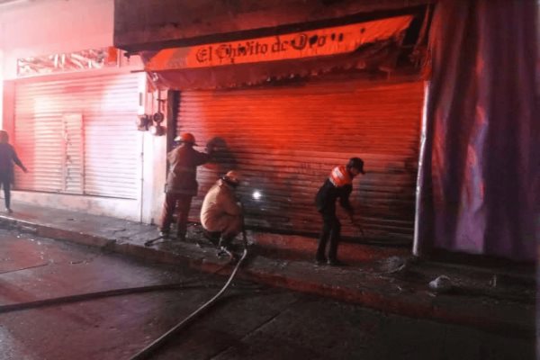 Incendio devasta negocio en el centro de Alvarado; no hay heridos