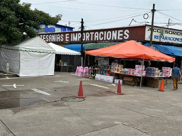 Día de Reyes: Con variedad de productos y precios comerciantes de la Fayuca sacan sus puestos en Coatzacoalcos