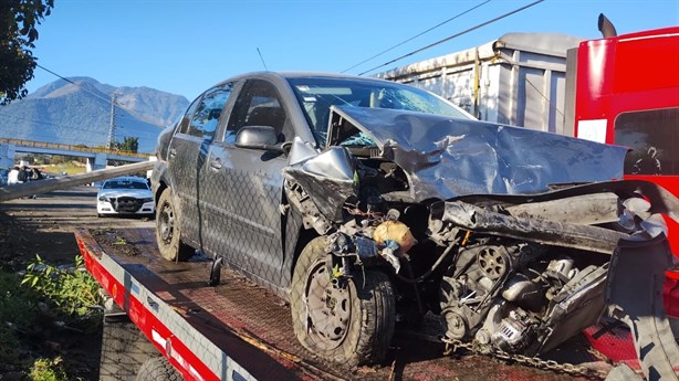 Se registra aparatoso accidente en la autopista Puebla-Córdoba; auto derribó poste