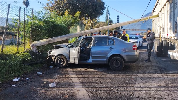 Se registra aparatoso accidente en la autopista Puebla-Córdoba; auto derribó poste