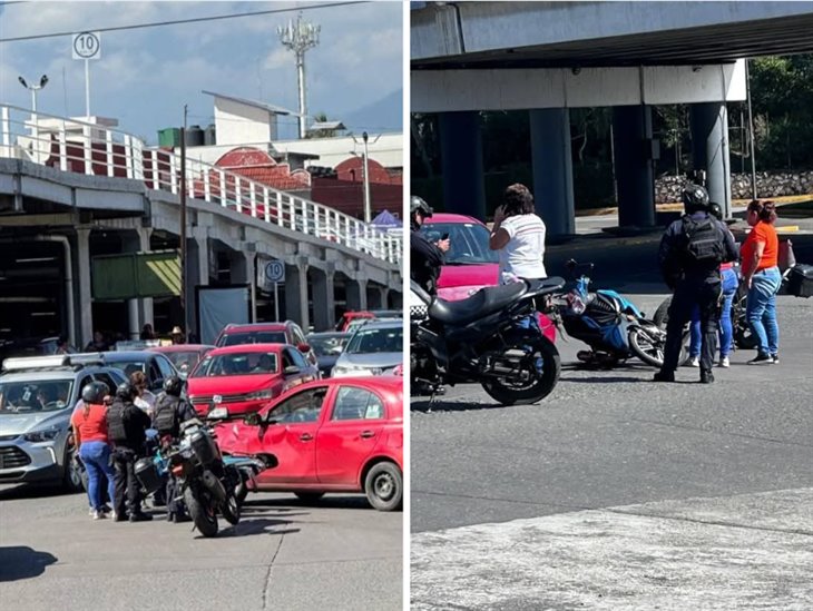 Chocan moto y auto a un costado de Plaza Crystal en Córdoba