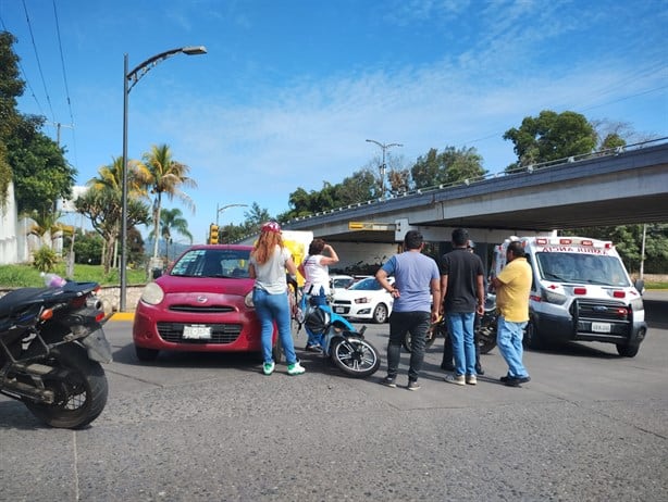 Chocan moto y auto a un costado de Plaza Crystal en Córdoba