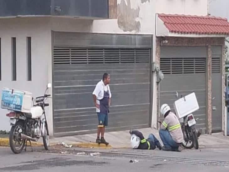 Personal de emergencias atienden a motociclistas lesionados tras accidente en Veracruz