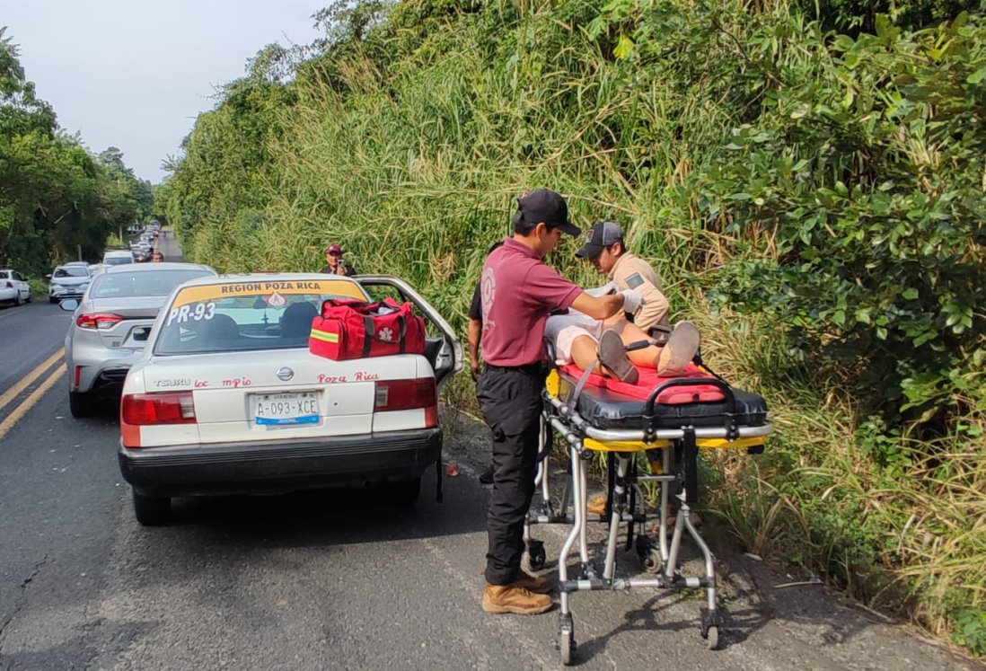 Mujer lesionada tras choque entre taxi y auto particular en carretera Papantla-Poza Rica