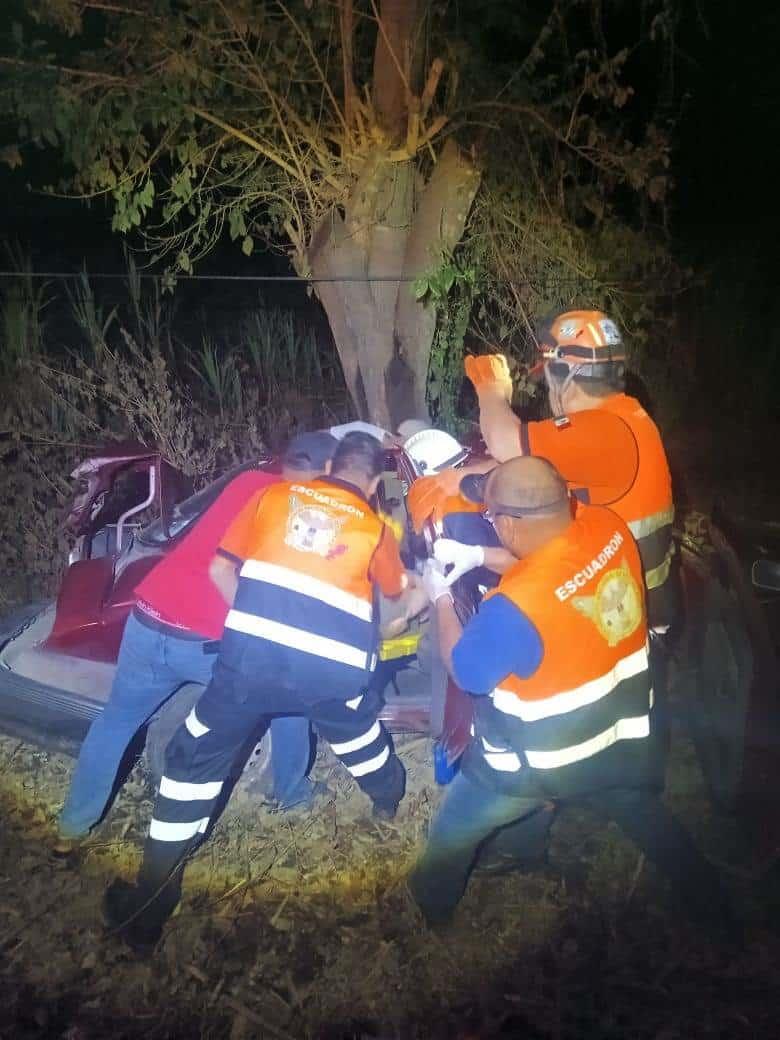 4 personas terminan en el hospital tras choque en carretera en Tierra Blanca