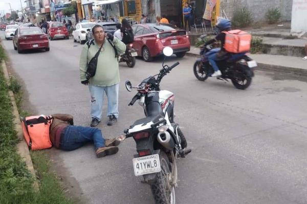 Automovilista choca contra un repartido en Veracruz y se da a la fuga