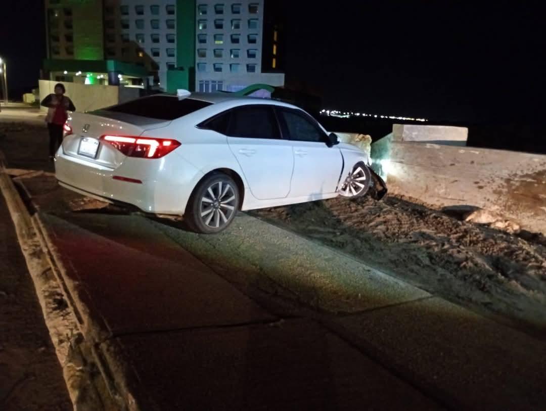 Abandona coche después de choque contra muro de contención en el Malecón