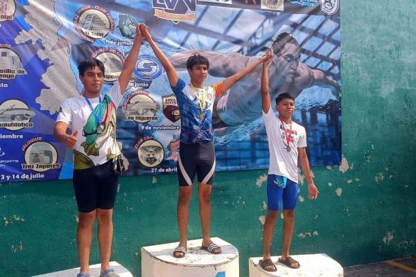 Lluvia de campeones en eventos de natación