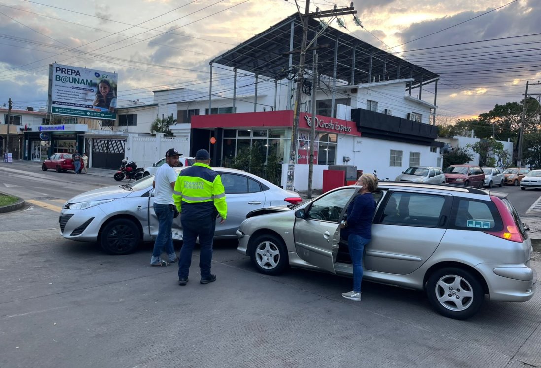 Choque en la avenida Urano deja daños materiales en Boca del Río