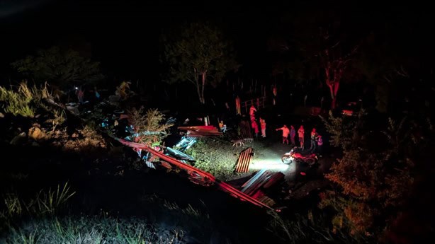 Conductor de tráiler termina en hospital tras volcar en autopista Cardel - Poza Rica