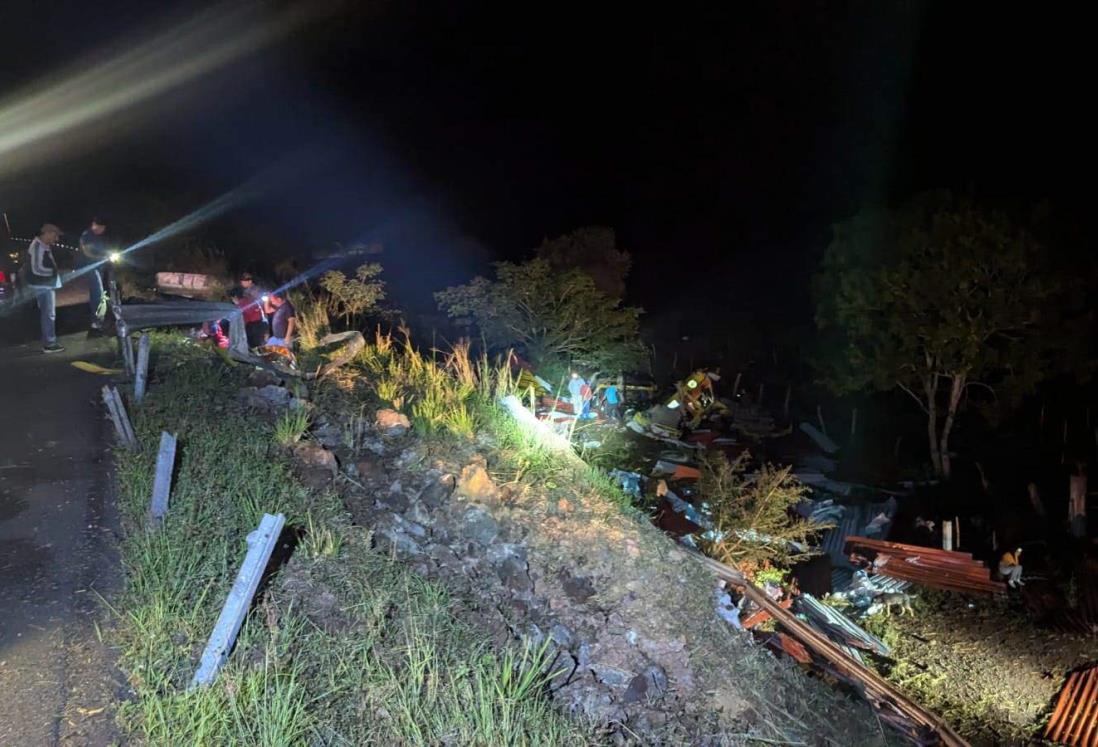 Conductor de tráiler termina en hospital tras volcar en autopista Cardel - Poza Rica