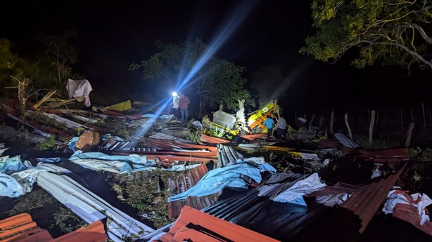 Conductor de tráiler termina en hospital tras volcar en autopista Cardel - Poza Rica