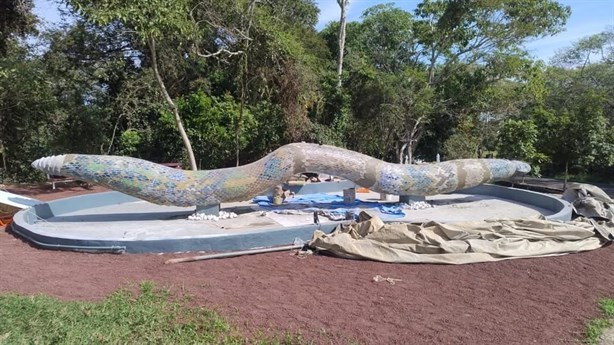 Reconstruyen a Coatl, la icónica escultura de serpiente en el Parque Naturalia