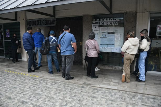 Caos en módulos de Xalapa tras agotarse licencias; fallas dejan a ciudadanos en el limbo