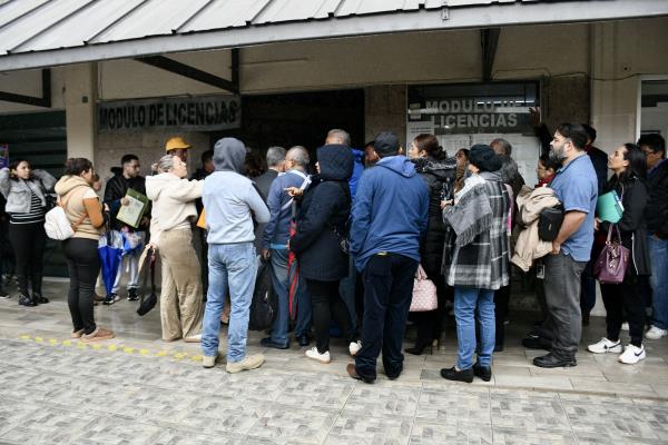 Caos en módulos de Xalapa tras agotarse licencias; fallas dejan a ciudadanos en el limbo