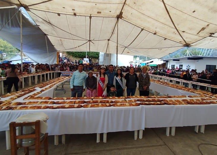 ¡Tremendo roscón! Parten enorme Rosca en Los Reyes, Veracruz