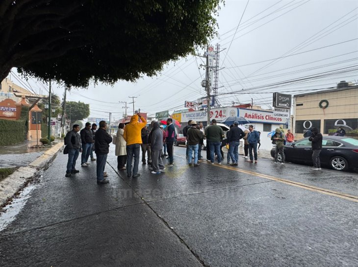 Largas filas en módulo de licencias en Xalapa; cierran avenida 20 de Noviembre (+Video)