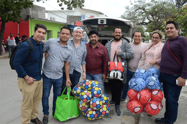 Comunidad LGBTI de Veracruz celebra el Día de Reyes con entrega de juguetes