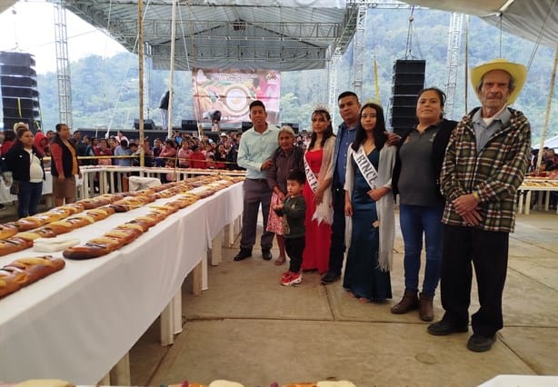 ¡Tremendo roscón! Parten enorme Rosca en Los Reyes, Veracruz