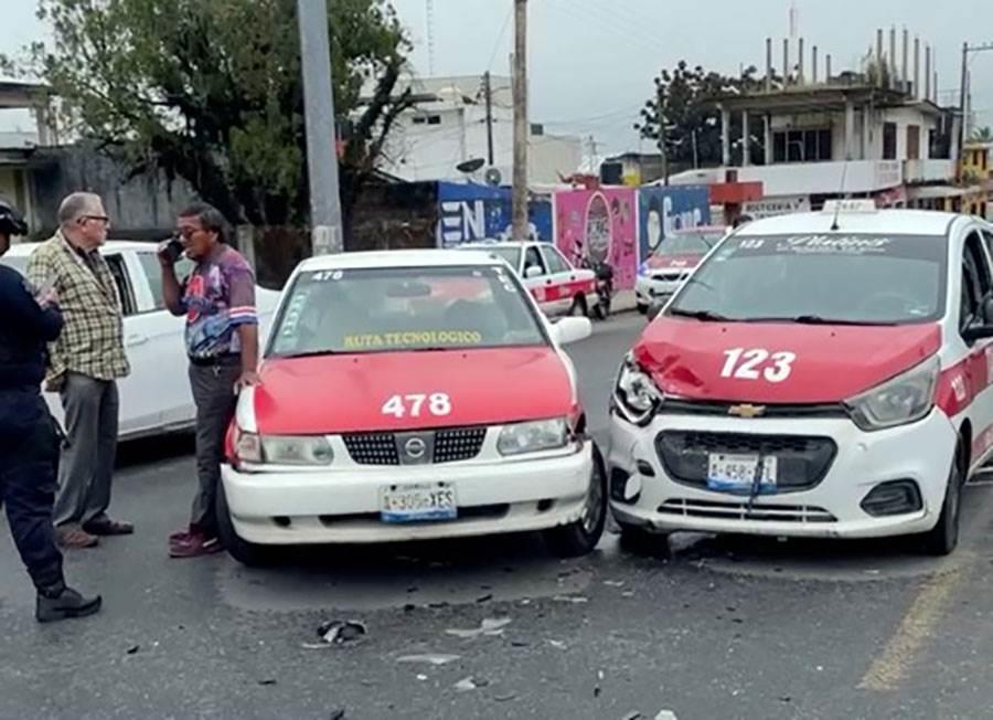 Chocan dos taxis tras imprudente corte a la circulación en Las Choapas