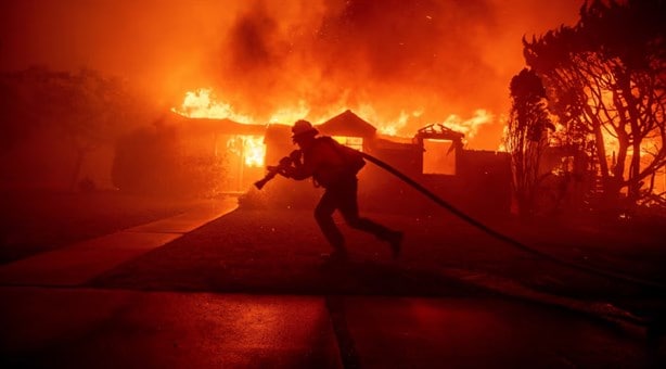 Alerta en Estados Unidos por incendios en California; famosos abandonan sus mansiones