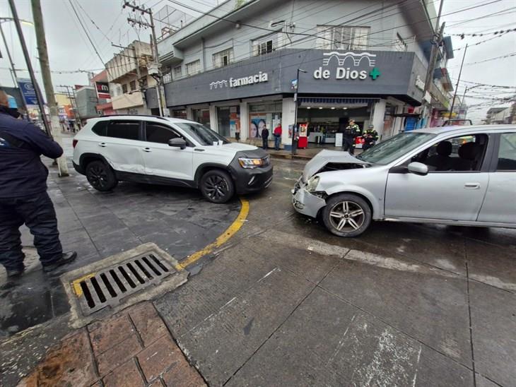 ¡Se pasó el alto! Se registra aparatoso choque en el centro de Córdoba