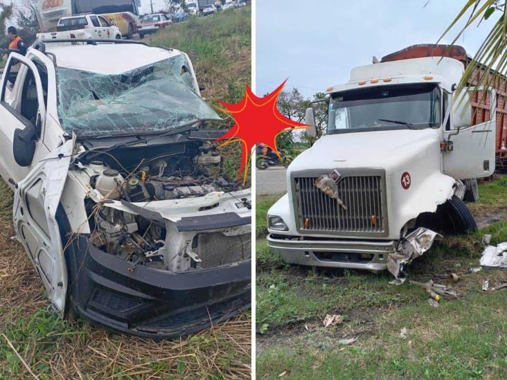 Chocan camioneta y tráiler en carretera Tierra Blanca-Tres Valles