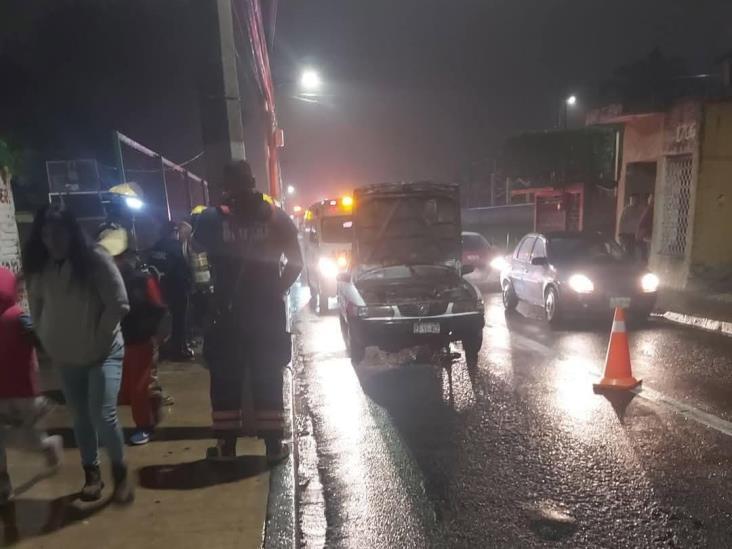 Taxi de Orizaba, a punto de incendiarse; se movilizan bomberos