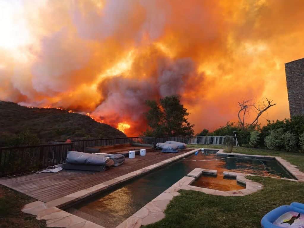 Incendios en Los Ángeles amenaza mansiones de los famosos; celebridades han tenido que evacuar