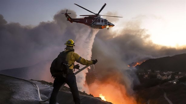 Devastadores incendios en California; miles de personas y famosos evacúan de sus hogares