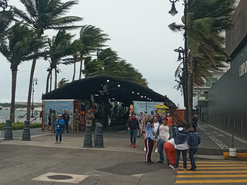 Artesanos del Malecón resisten al Frente Frío 21 en Veracruz