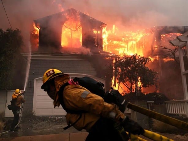 Incendios en Los Ángeles amenaza mansiones de los famosos; celebridades han tenido que evacuar