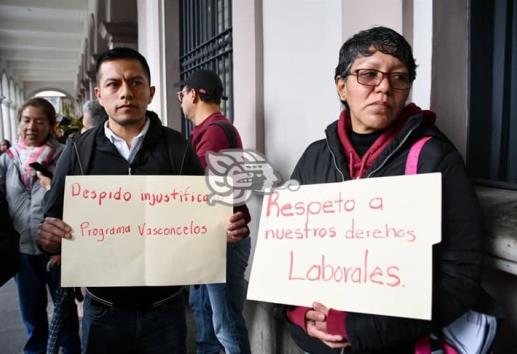 Protestan trabajadores del programa Vasconcelos; denuncian despidos injustificados