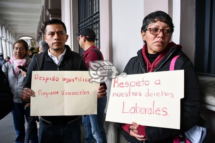 Protestan trabajadores del programa Vasconcelos; denuncian despidos injustificados