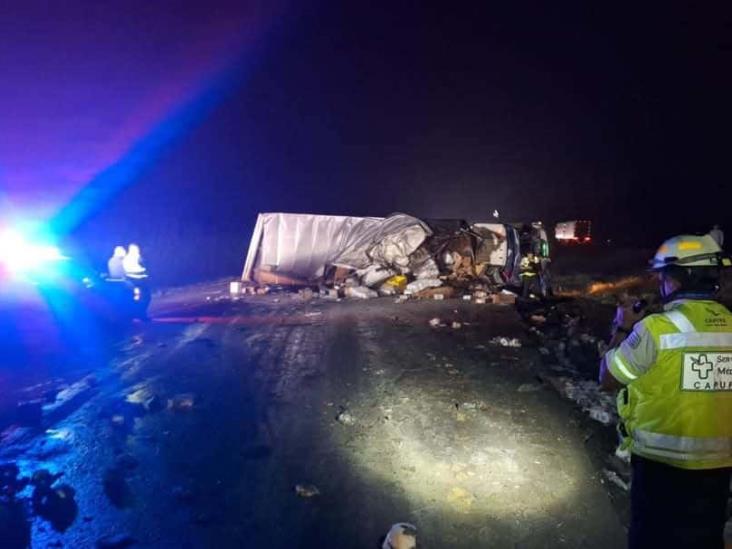 Vuelca tractocamión con abarrotes en autopista Córdoba-Veracruz; se desata rapiña