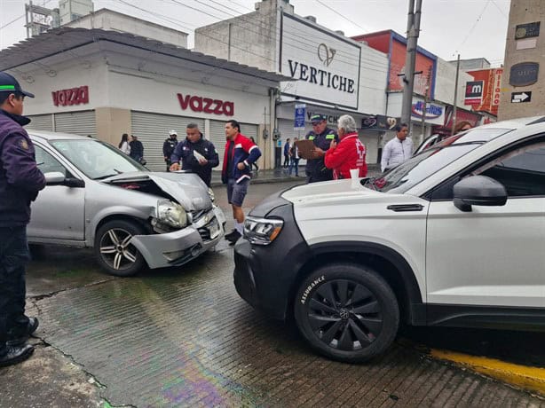 ¡Se pasó el alto! Se registra aparatoso choque en el centro de Córdoba