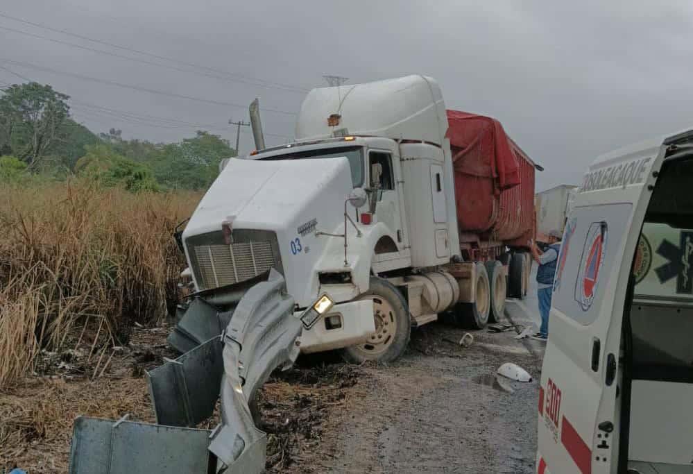 Tractocamión terminó fuera de la cinta asfáltica sobre la autopista Cosoleacaque-Acayucan