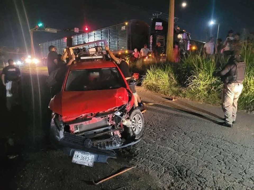 Accidente vial en Jáltipan deja  dos personas con crisis nerviosa 