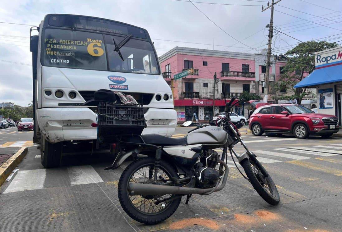 Camión urbano atropella a motociclista que trató de rebasarlo en avenida de Veracruz | VIDEO